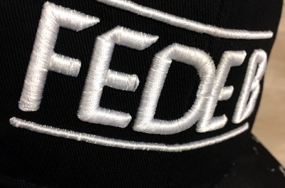 Cappello personalizzato con scritta ricamata in 3D FEDE B - Dettaglio
