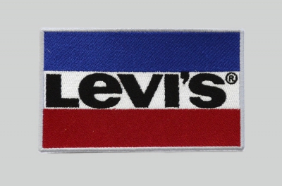 Toppa personalizzata con ricamo bandiera e testo Levi's