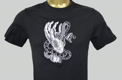 T-Shirt personalizzata con ricamo Mano su Petto